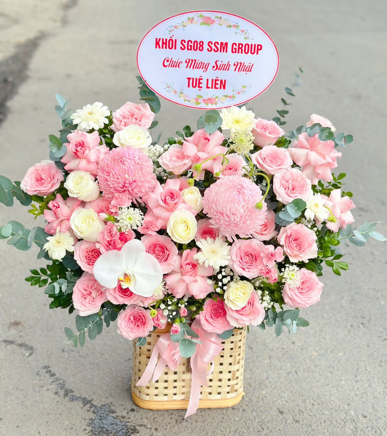 Giỏ hoa hồng mix Hồ điệp, mẫu đơn