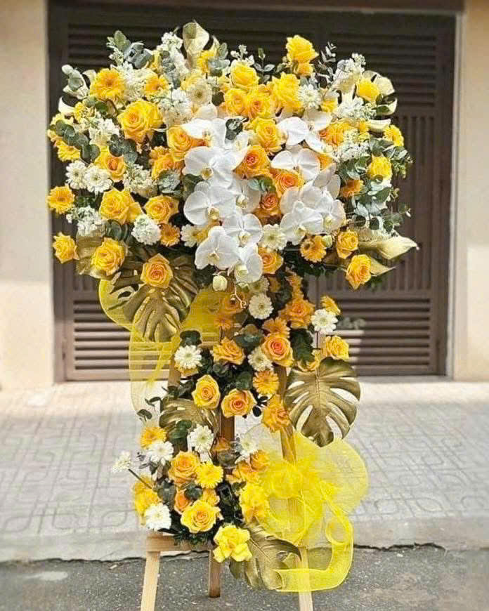 Kệ khai trương tone vàng rực rỡ